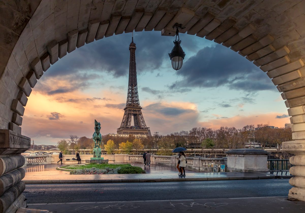 Mastering Urban Portrait Retouching: A Complete Guide to the Bir Hakeim Bridge Technique