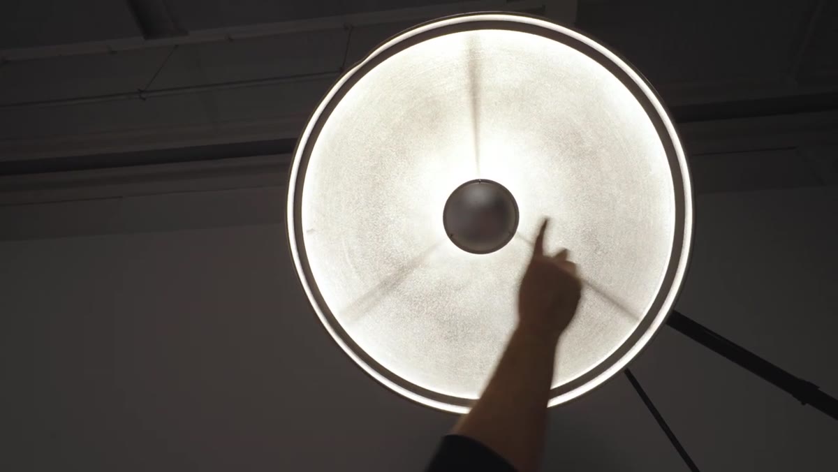 Carl demonstrating the outer ring brightness of the beauty dish