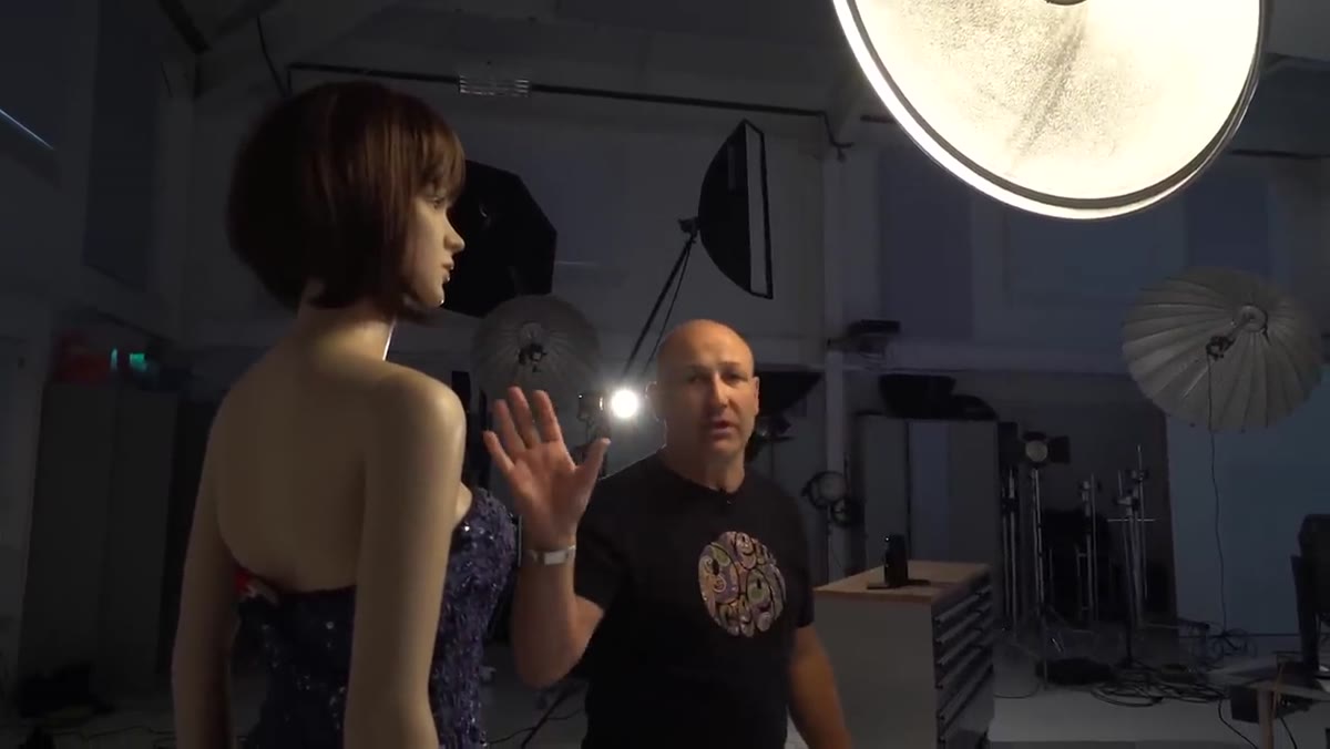 Camera tethered to screen showing beauty dish result at f/16